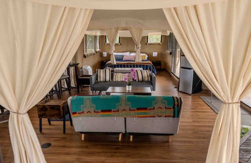 Marble Falls Apartamento | Private Outdoor Hot Tub with Stunning Mountain View Safari Tent Suite Glamping