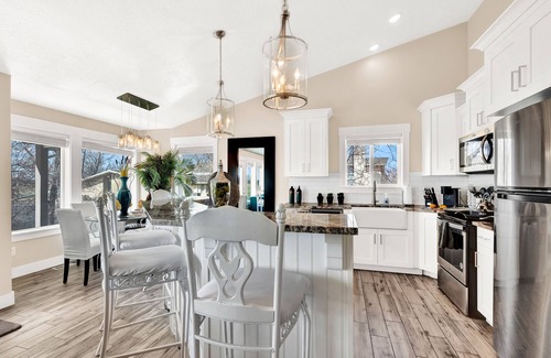 West Haven Casa | -Near Ski Resorts -Out Door Hot Tub -Pool Table Gas Fireplace over bath tub