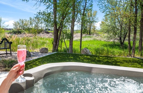 West Haven Casa | -Near Ski Resorts -Out Door Hot Tub -Pool Table Gas Fireplace over bath tub