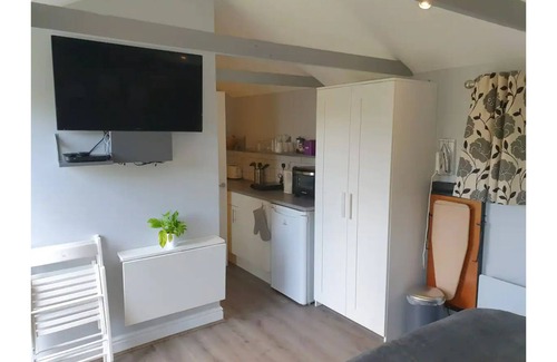 Luton Casa | Private, own entrance garden cottage.