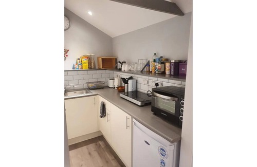 Luton Casa | Private, own entrance garden cottage.