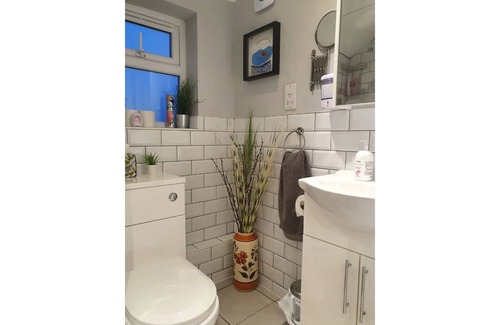 Luton Casa | Private, own entrance garden cottage.