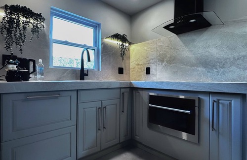 East Allegheny Casa | Private Parking & Patio Stylish Urban Getaway