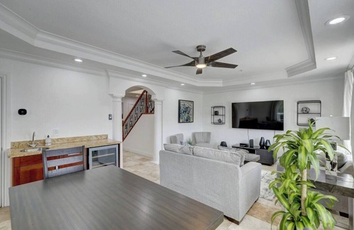 Colee Hammock Casa | Private Patio ~ Cali King Bed ~ Grill ~ Smart TVs