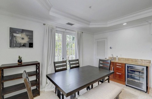 Colee Hammock Casa | Private Patio ~ Cali King Bed ~ Grill ~ Smart TVs