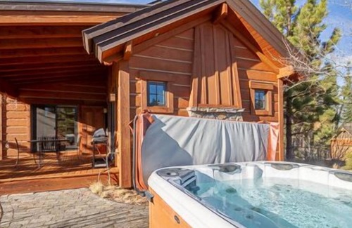 Tamarack Resort Cabaña | Patio privado y bañera de hidromasaje | Elegante acabado interior de madera | Baño principal con ducha a ras de suelo y bañera de hidromasaje