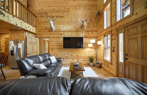 Broken Bow Cabina | PRIVATE Peaceful Cabin on 1.5 Acres with Hot Tub, Deck & HUGE Outdoor Fireplace!