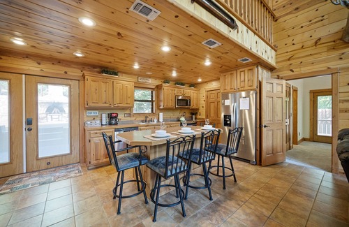 Broken Bow Cabina | PRIVATE Peaceful Cabin on 1.5 Acres with Hot Tub, Deck & HUGE Outdoor Fireplace!