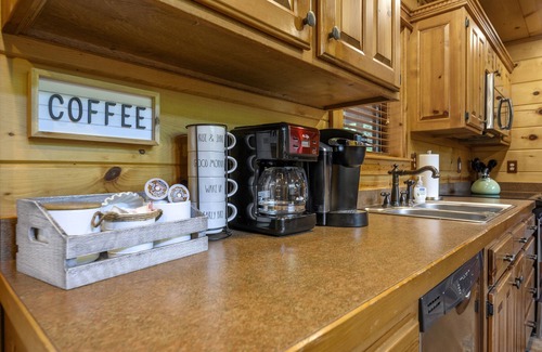 Broken Bow Cabina | PRIVATE Peaceful Cabin on 1.5 Acres with Hot Tub, Deck & HUGE Outdoor Fireplace!