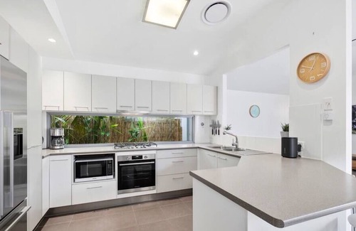 Parrearra Casa | Private & Peaceful Kawana Island Home