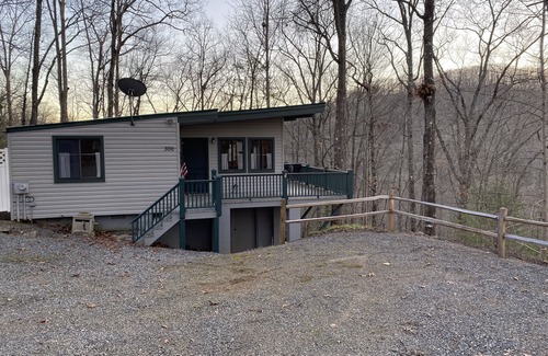 Hayesville Cabina | Private, peaceful mountain cabin in the woods with pretty views and sunsets.