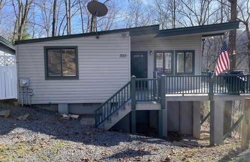 Hayesville Cabina | Private, peaceful mountain cabin in the woods with pretty views and sunsets.