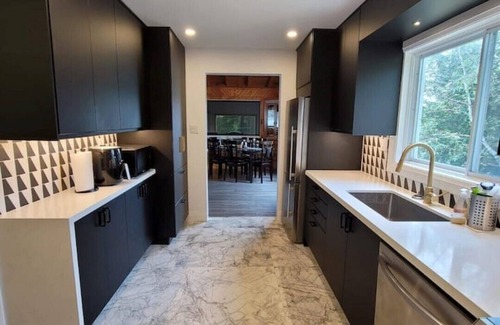 Tudor and Cashel Cabaña | Private Peninsula - Modern yet Cozy 5-Bedroom Renovated Cottage