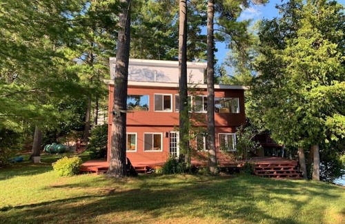 Tudor and Cashel Cabaña | Private Peninsula - Modern yet Cozy 5-Bedroom Renovated Cottage