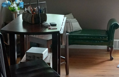 Burnt Hills Apartamento | Private Pet Friendly Suite with Exclusive Hot Tub!