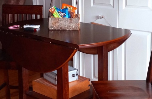 Burnt Hills Apartamento | Private Pet Friendly Suite with Exclusive Hot Tub!