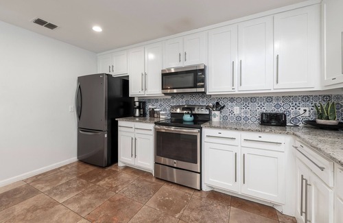 Grand Prairie Casa | Private Pickle-ball Court+Kids play backyard + 6 Flags +Cowboys + Airport