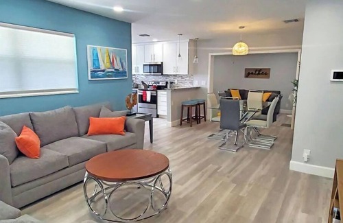 Lantana Casa | Private Pool - 2 miles to Beach - King bed - Walk to Shops & Restaurants