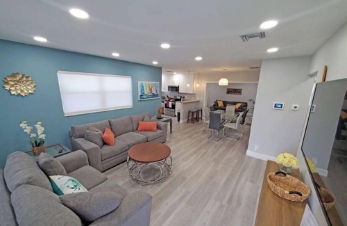 Lantana Casa | Private Pool - 2 miles to Beach - King bed - Walk to Shops & Restaurants