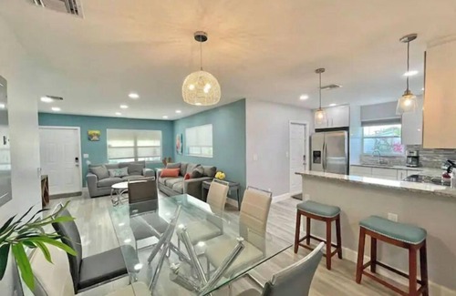 Lantana Casa | Private Pool - 2 miles to Beach - King bed - Walk to Shops & Restaurants