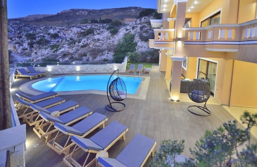 Platanos Villa | Piscina privada ★ 16 + duermen ★ 5 minutos a la playa de Falasarna ★ 7 hab. ★ Paseo al mercado y restaurante
