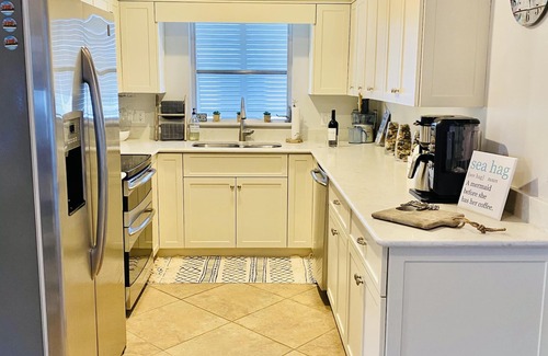 Naples Park Casa | Private Pool and Lanai! Walking distance to Vanderbilt Beach!