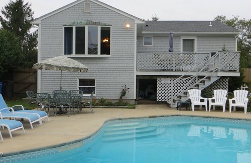 Newport East Casa | PISCINA, aire central, a pie de playa, cerca de la ciudad. Patio cercado.