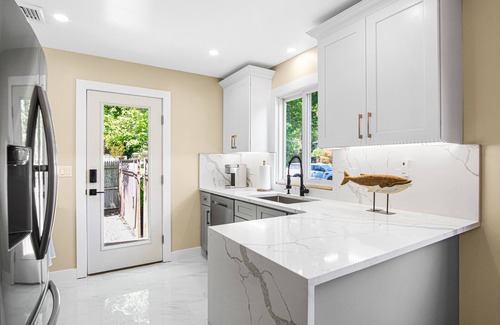 Hampton Bays Casa | Private Pool, Close to Beaches, Shops, Restaurants, bars, and markets