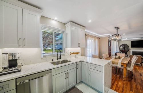 Hampton Bays Casa | Private Pool, Close to Beaches, Shops, Restaurants, bars, and markets