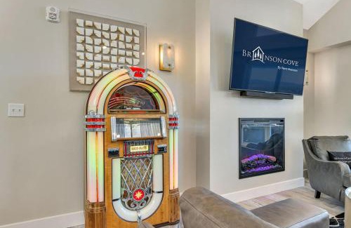 Hollister Cabina | Private Pool- Fitness Room- Golf Cart- Arcades- Expansive Decks- Elevator! Golf Car too!