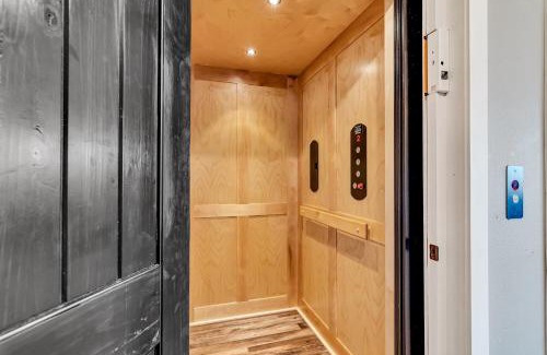 Hollister Cabina | Private Pool- Fitness Room- Golf Cart- Arcades- Expansive Decks- Elevator! Golf Car too!