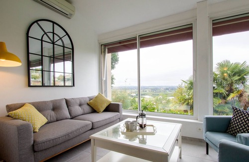 Duras Villa | Piscina, vista, aire acondicionado, a pie de la ciudad, mercado, restaurantes