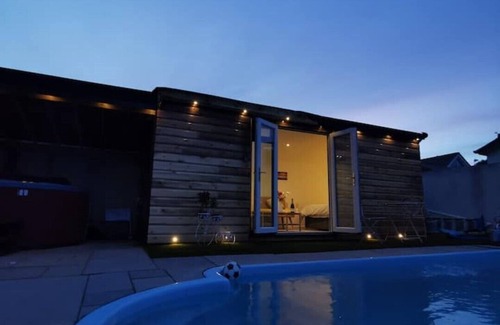 Hamworthy Cabina | Private Pool, Hot Tub, Luxury Cabana Poole Dorset.