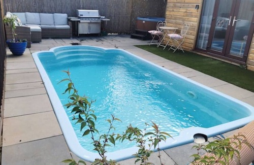 Hamworthy Cabina | Private Pool, Hot Tub, Luxury Cabana Poole Dorset.