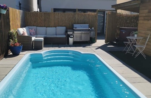 Hamworthy Cabina | Private Pool, Hot Tub, Luxury Cabana Poole Dorset.