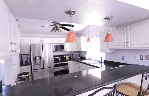 Santiago Casa | Private Pool! New King beds, Fast 5G Wifi, 75in TVs. Amazing Stayz!