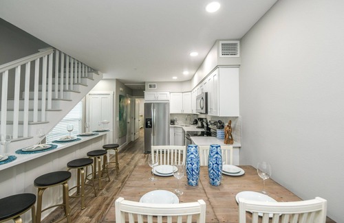 Siesta Key Village Casa | 3 habitaciones 2. Casa adosada de 5 baños - Capacidad 13. UBICACIÓN PERFECTA. Caminar a todos lados. Piscina compartida. Sala de juegos privada. Administrador de la propiedad incluido.