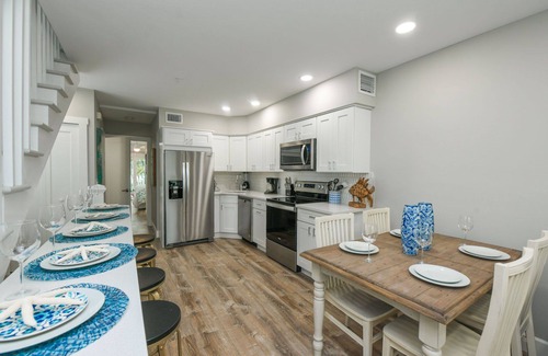 Siesta Key Village Casa | 3 habitaciones 2. Casa adosada de 5 baños - Capacidad 13. UBICACIÓN PERFECTA. Caminar a todos lados. Piscina compartida. Sala de juegos privada. Administrador de la propiedad incluido.