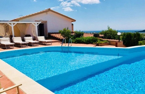Chia Casa | Private Pool villa with panoramic views split over 2 levels / Aircon / New Pool.