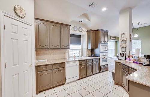 South Arlington Casa | PRIVATE POOL w/Full Amenities by BLD & Joe Pool LK