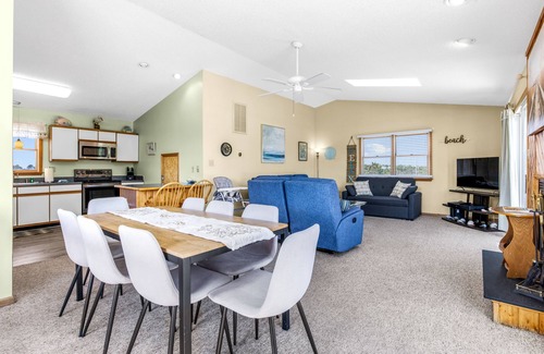 Corolla Casa | Private pool w/ heat available, hot tub, pet friendly, 5 min walk to beach!