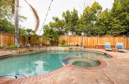Cambrian Community Apartamento | Private Queen Suite with Pool and Hot Tub