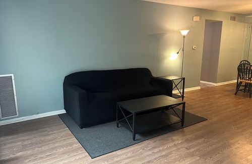Northeast Philadelphia Condominio | Private Quiet Apartment in Gated Community Close to River and Transportation