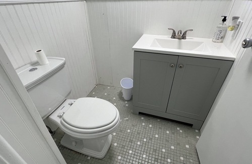 Northeast Philadelphia Condominio | Private Quiet Apartment in Gated Community Close to River and Transportation