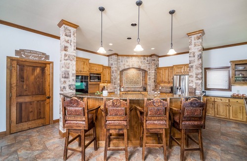 Boerne Casa | PRIVATE RANCH. 13 acres with wild deer, huge home, pool, GameRoom, fire pit