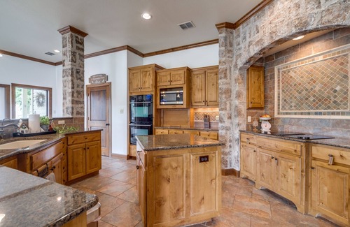 Boerne Casa | PRIVATE RANCH. 13 acres with wild deer, huge home, pool, GameRoom, fire pit