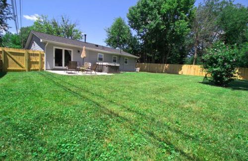 Royal Manor Casa | Private Ranch- Entire Home - Hot Tub - Pets & Kids Welcome - King Bed - Fenced Backyard - Free WiFi