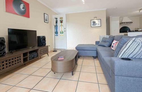 New Farm Casa | Private Relaxing City Retreat & Garage - Sleeps 6