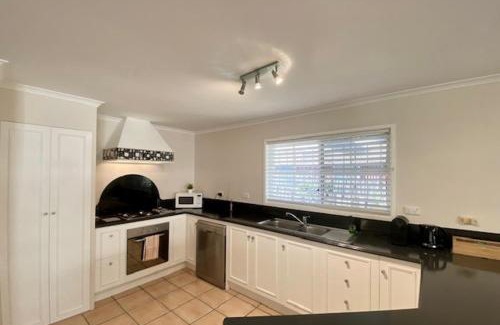 New Farm Casa | Private Relaxing City Retreat & Garage - Sleeps 6