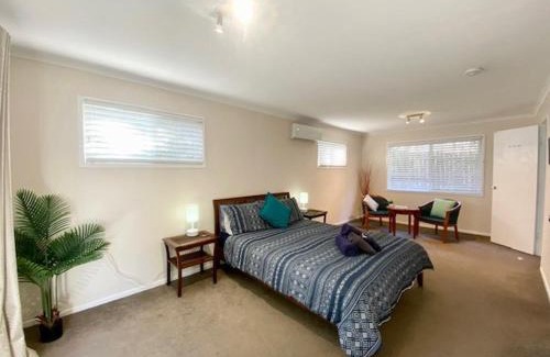New Farm Casa | Private Relaxing City Retreat & Garage - Sleeps 6